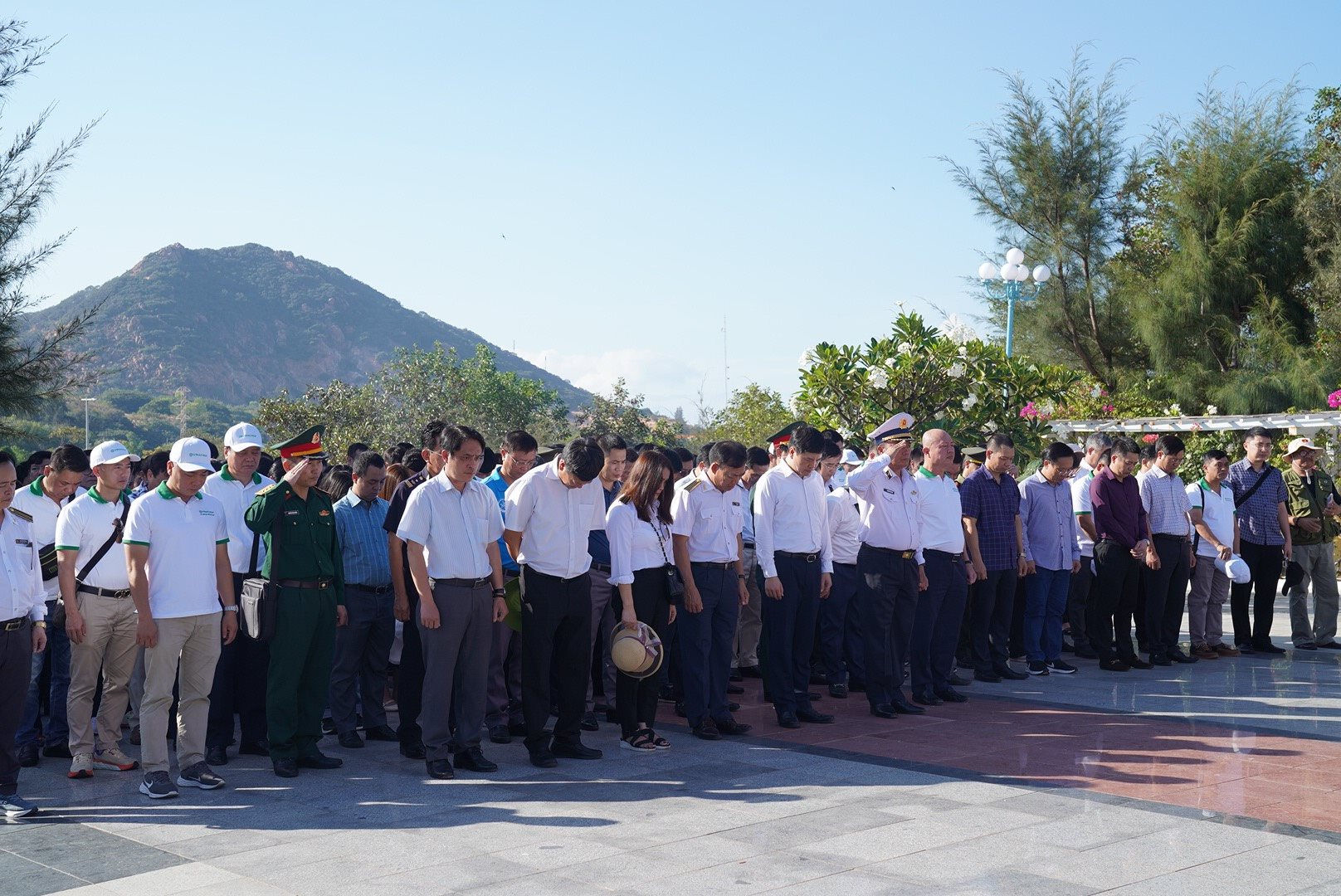 Đoàn Công tác Kiểm toán nhà nước dâng hương tưởng niệm các Anh hùng liệt sĩ tại Khánh Hòa